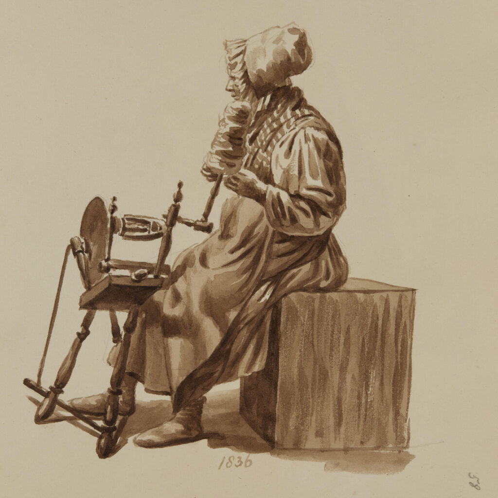 Vrouw spint wol aan een spinnewiel (Nederlands Openluchtmuseum_Johannes Looyen_licentievrij)