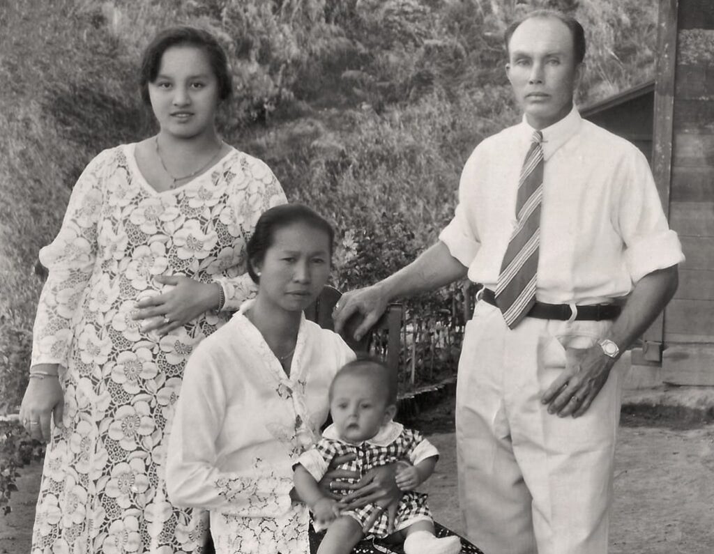 Mijn oma (links) met haar vader, moeder en zoontje