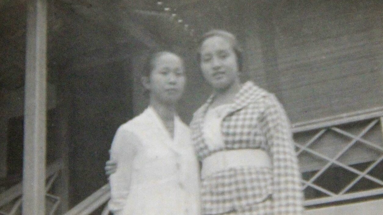 Mijn oma (rechts) en overgrootmoeder in de periode voor de oorlog.