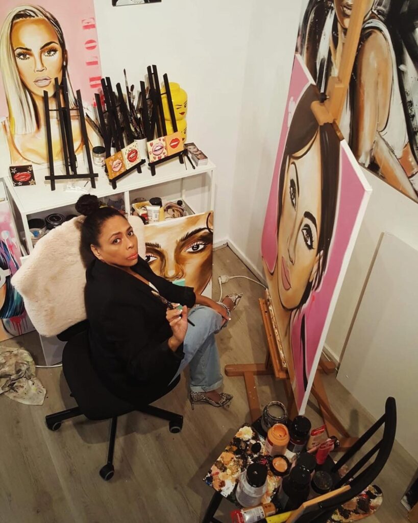 Suzette aan het werk in haar atelier.