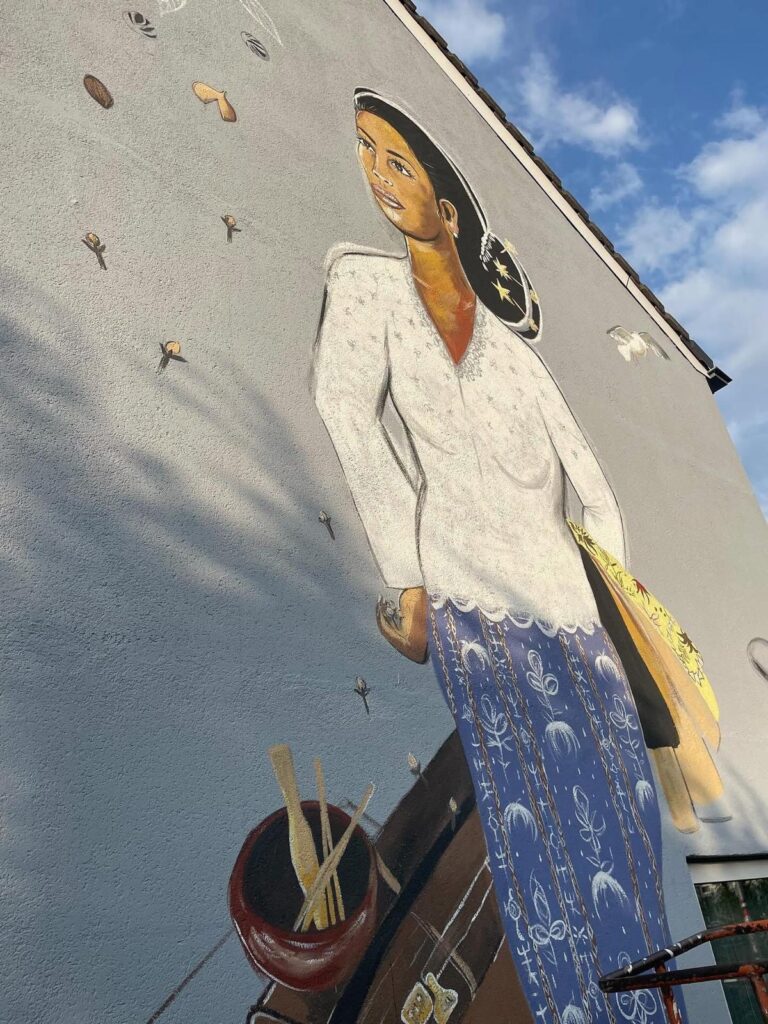 Een trotse Molukse dame. Street art van Suzette in Assen